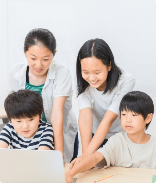 パソコンで勉強する子供たち