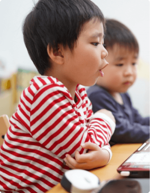 話を聞く子供たち