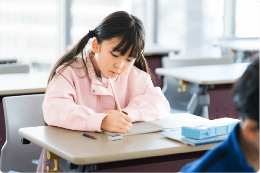 勉強する子供たち